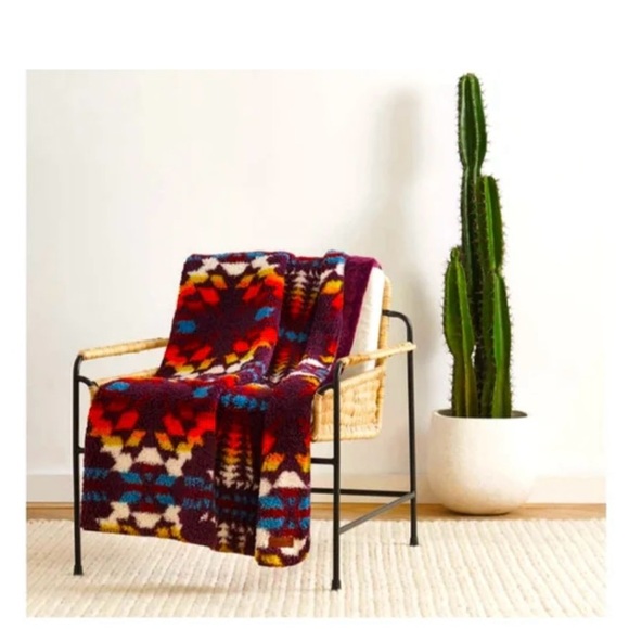 Pendleton Purple Sherpa
Fleece Throw 50x70 - Picture 1 of 2